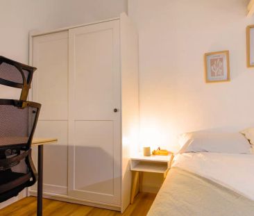 Room in a shared 9-bedroom apartment for rent in El Gòtic, all bills included - Photo 6