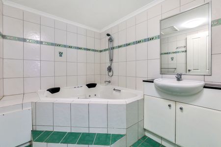 INNER CITY FURNISHED APARTMENT - Photo 4