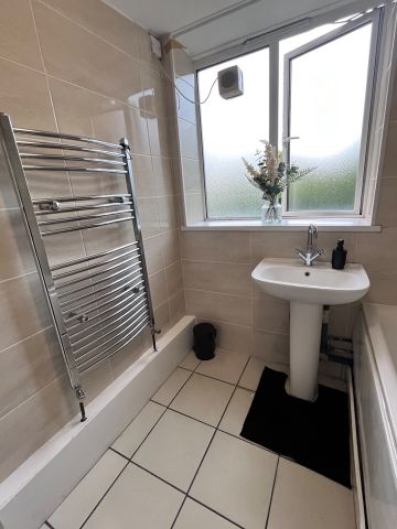 Room in a Shared Flat, Rainham House, NW1 - Photo 5