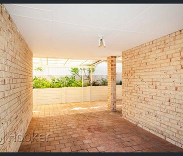 Spacious Townhouse - Photo 6