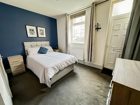 1 bedroom in a house share to rent - Photo 2