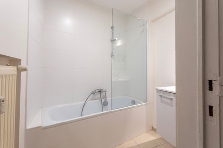 Volledig gerenoveerd twee-slaapkamerappartement in het centrum van Tielt. - Photo 2