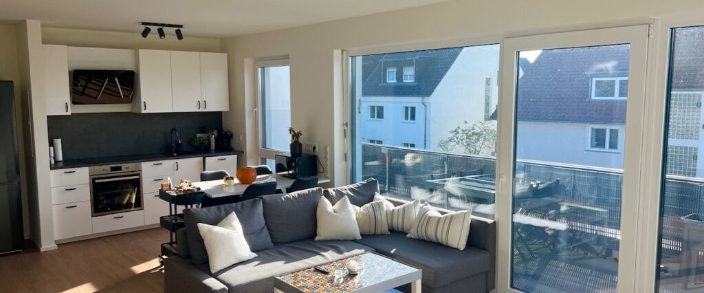 2-Zimmer-Dachgeschosswohnung mit Dachterrasse in ruhiger und zentrumsnaher Lage! - Photo 1