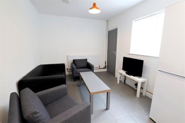 4 bedroom semi-detached house to rent - Photo 1