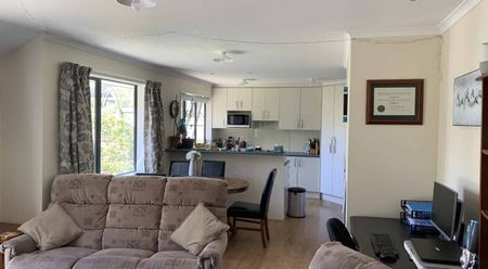 Quiet and Private Modern Living - Photo 5
