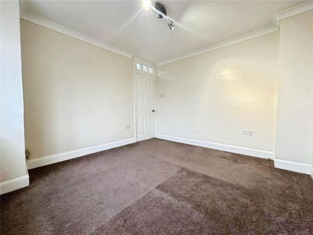 4 bedroom semi-detached house to rent - Photo 5