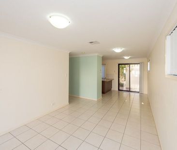 SPACIOUS FULLY AIRCONDITIONED FAMILY TOWNHOUSE IN SOUTH GLADSTONE - Photo 1