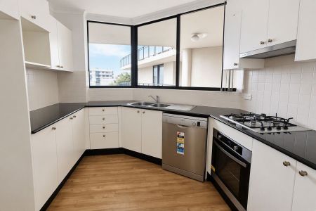 HUGE 3 BEDROOM APARTMENT WITH CITY VIEWS AND 2 CAR SPACES - Photo 3