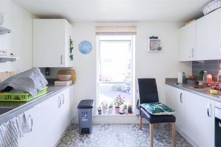 1 bedroom in a house share to rent - Photo 4