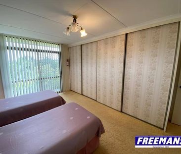 Large well established family home 1,374m corner allotment - Photo 6