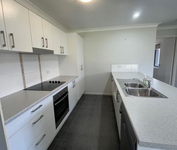 Fantastic 3 Bedroom, 2 Bathroom Property - Photo 5