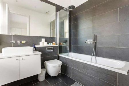 Fully refurbished 3 bedroom duplex apartment, on this highly favoured road with views over the Hampstead Heath ponds. - Photo 3
