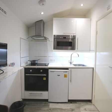 1 bedroom in a flat share to rent - Photo 3