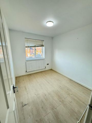 4 bedroom terraced house to rent - Photo 3
