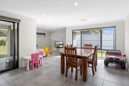 Spacious Family Home with Multiple Living Areas, Ducted Air & Garden Maintenance Included. Contact Julie Sykes 0438 050 110 - Photo 5