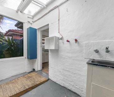 Classic two bedroom house with courtyard! - Photo 2