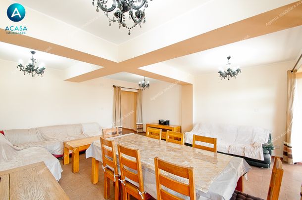 Vila D+P+2 cu 5 camere, garaj si curte de inchiriat in Galati - Photo 1