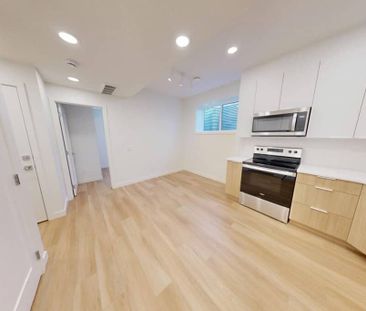 Edmonton Furnished house Rental in Westmount - Luxury 1 bedroom Bas... - Photo 4