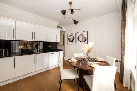 A luxurious two-bedroom, two-bathroom lateral apartment in a prestigious red brick building on Stratton Street, Mayfair. - Photo 5
