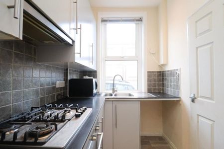 3 bedroom end of terrace house to rent - Photo 4