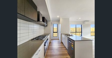 Modern home in Charlemont - Photo 3