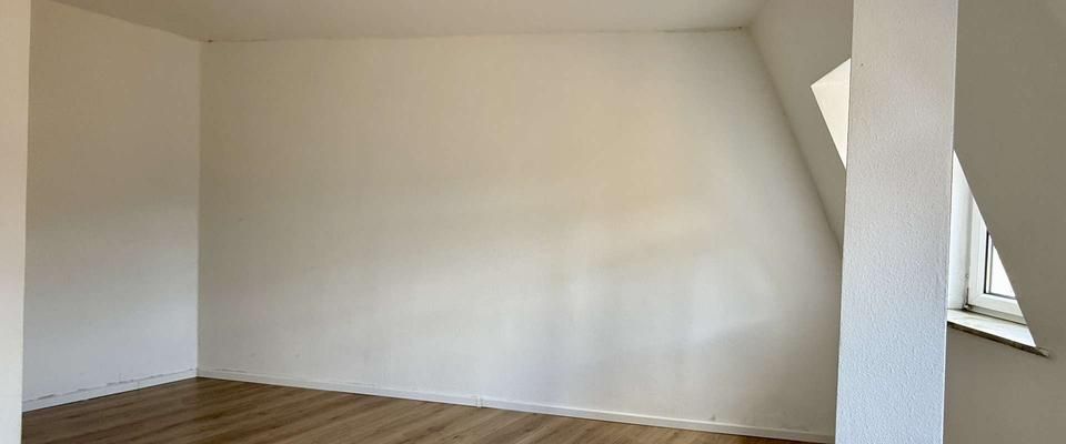 Lichtdurchflutete renovierte 2-Raumwohnung mit Stellplatz zu vermieten - Foto 1