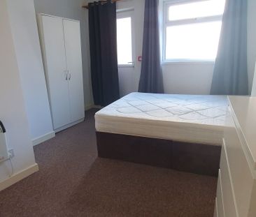 Flat 3, 1 West Luton Place, Adamsdown, Cardiff, CF24 0EW - Photo 2