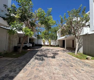 EN RENTA AMPLIA CASA TIPO TOWNHOUSE, CON ALBERCA EN TEMOZON NORTE M... - Photo 2