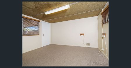 Discover the Extraordinary - Exceptional Three-Bedroom Home Available for Rent - Photo 3