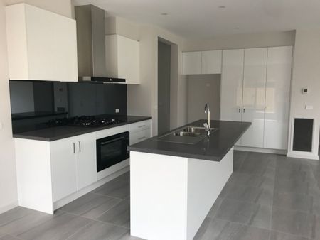 3 BEDROOM TOWNHOUSE - Photo 2