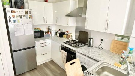 1 bedroom in a flat share to rent - Photo 3