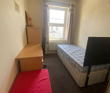 5 bedroom end of terrace house to rent - Photo 4