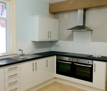8 bedroom house of multiple occupation to rent - Photo 1