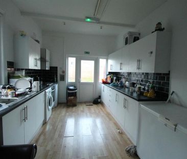 8 bedroom property to rent - Photo 4