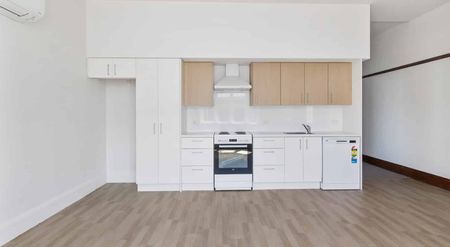 Sunny 3 Bed Apartment - Photo 3
