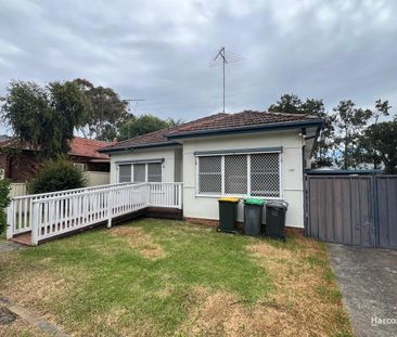 Prime Location – Charming Three-Bedroom Home... - Photo 2