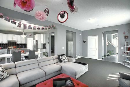 Spacious 4 Bed Home With Dual Primary Bedrooms!! - Photo 3