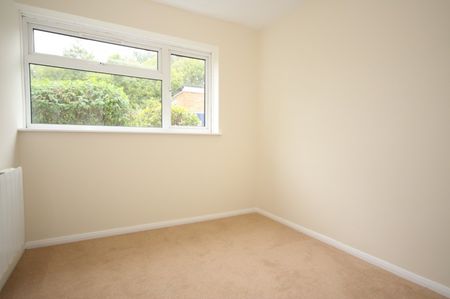 Davos Close, Woking - Photo 2