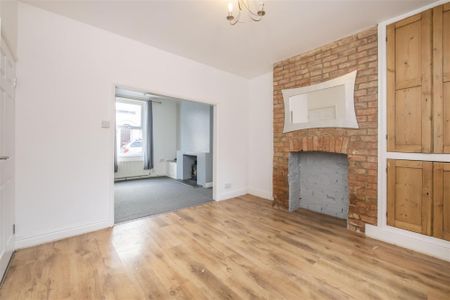 2 bed House - Mid Terrace To Let - Photo 4