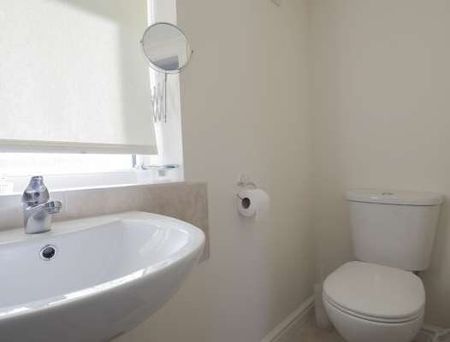 8 Highfields, Huddersfield, HD1 - Photo 2