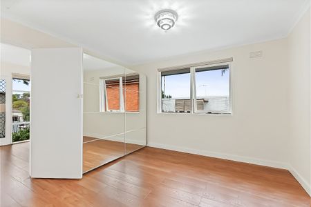 Renovated Apartment in the Heart of Thornbury - Photo 3