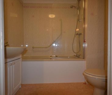 1 bedroom retirement property to rent - Photo 3