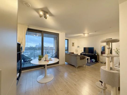 2 bedroom flat in London - Photo 1