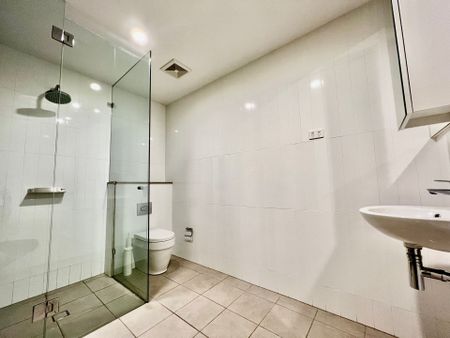 Luxurious 3 bedrooms Living in Camperdown's Heart - Photo 3
