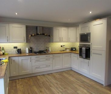 4 bedroom semi-detached house to rent - Photo 5