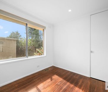 Charming Family Home in Gladstone Park - Photo 2