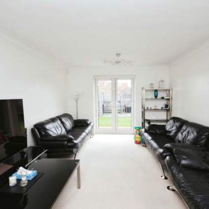 4 bedroom property to rent in Bracknell - Photo 1