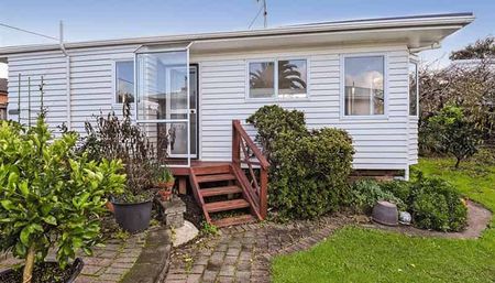 One Bed Beauty! - Photo 2