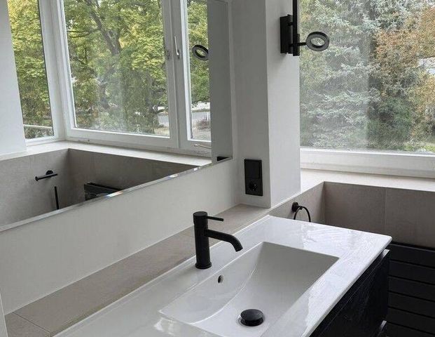 Wohnen im Grunewald, mit drei Zimmern und großem Balkon - EBK, Gerage uvm. - Photo 1