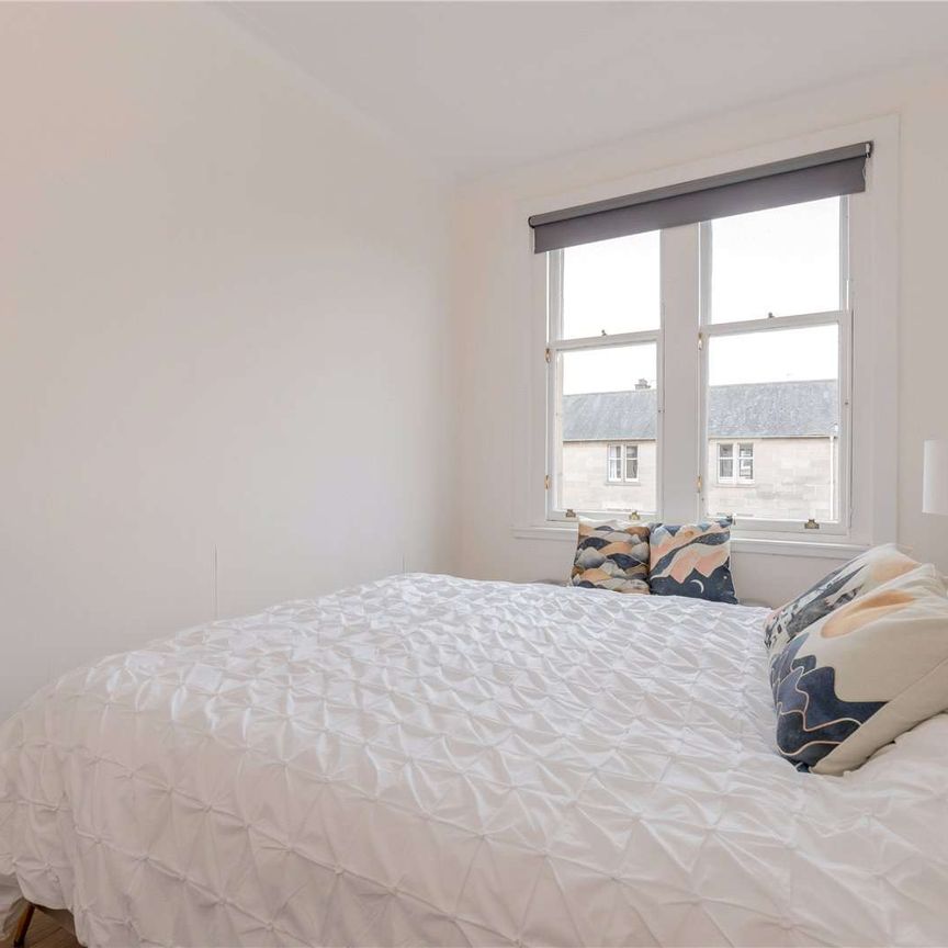 A stunning two or three bedroom furnished second floor flat, which is available for a long-term Let. - Photo 1